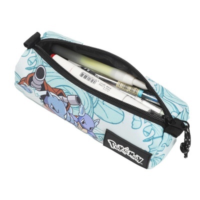 Estojo retangular azul claro com desenho de Pokémon e zíper preto aberto mostrando canetas dentro