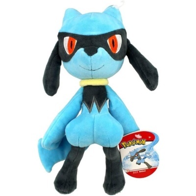 Peluche Pokémon Riolu azul e preto com etiqueta vermelha