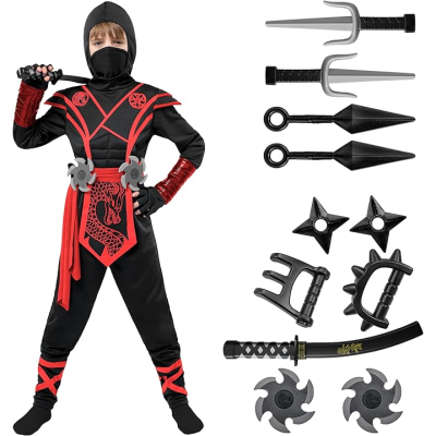 Criança vestida de ninja preto e vermelho com acessórios de armas de brinquedo ao lado