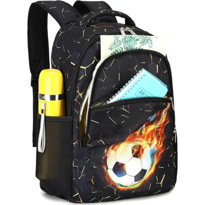 Mochila preta com estampa de bola de futebol em chamas e bolso lateral com garrafa amarela.