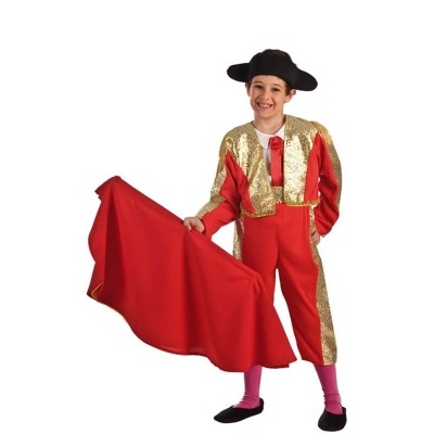 Criança vestida com fantasia vermelha e dourada de toureiro com capa e chapéu preto