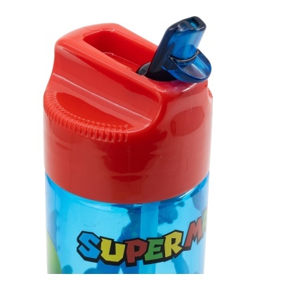 Garrafa de plástico azul com tampa vermelha e bico azul escuro com texto colorido superm