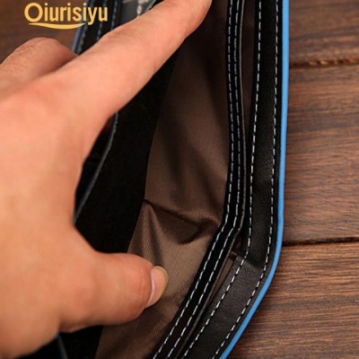 Carteira preta com costuras brancas e interior castanho aberta