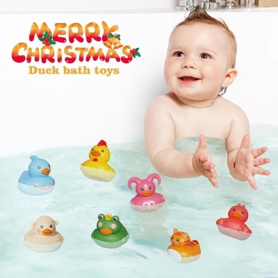 Bebé na banheira com brinquedos de banho coloridos em forma de pato e outros animais