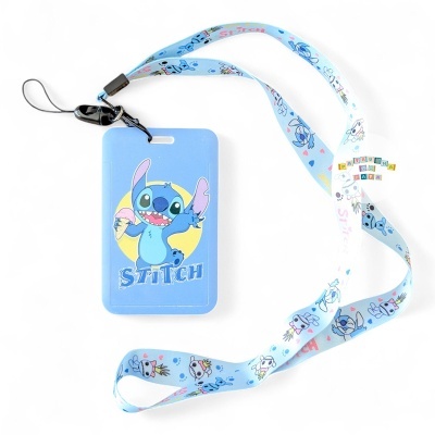 Cartão de identificação azul com personagem Stitch e cordão azul claro com padrões
