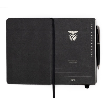 Caderno preto aberto com logótipo do SL Benfica e caneta preta na lateral