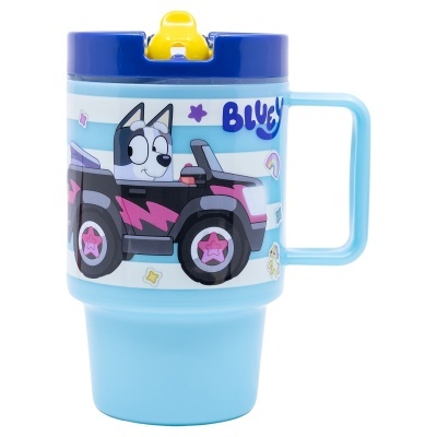 Caneca azul claro com personagem de desenho animado num carro preto e tampa azul escura.