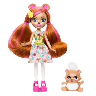 Boneca com cabelo castanho e rosa e vestido colorido com um brinquedo de urso pequeno