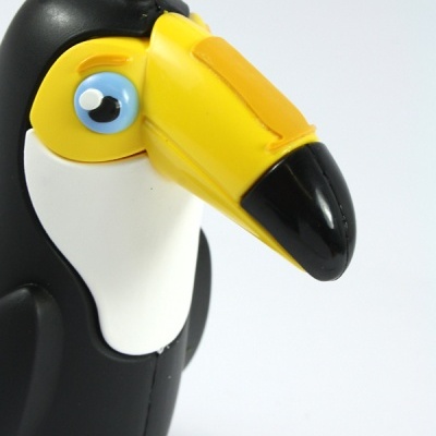 Figura de tucano colorida em plástico com fundo branco