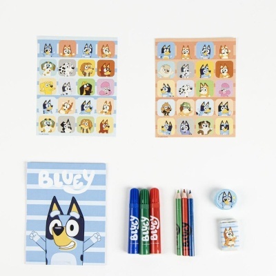 Material escolar com tema Bluey, cadernos, marcadores, lápis de cor e embalagens pequenas com personagens de cães.