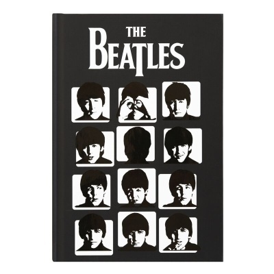 Caderno preto com imagens dos Beatles e texto THE BEATLES na capa