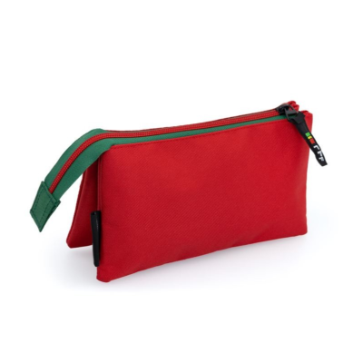 Necessaire vermelha com fecho verde e vermelho e etiqueta preta.