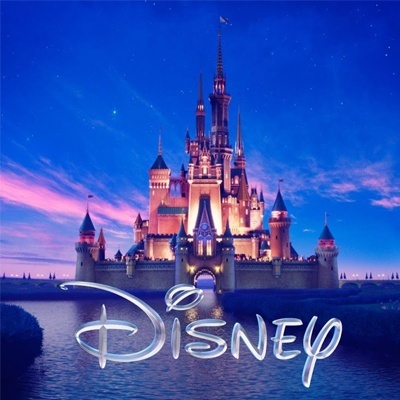 Castelo Disney iluminado ao entardecer com logo Disney