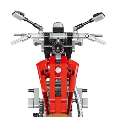 Moto de brinquedo construída com peças de plástico vermelho e preto vista dianteira