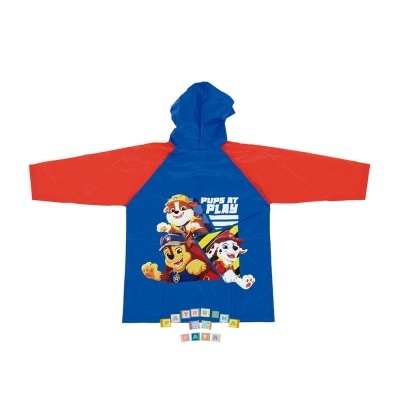 Capa de chuva infantil azul com mangas vermelhas e personagens animados com texto