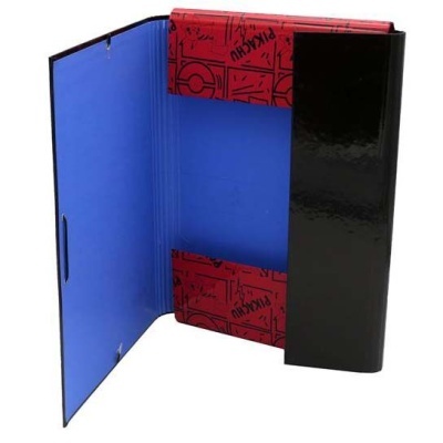 Pasta para fichários preta com interior azul e cantos vermelhos com padrão e texto Pokémon