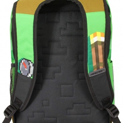 Mochila pixelizada verde, castanha e preta com alças decoradas e bolso lateral em rede