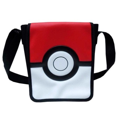Mala de ombro pequena estilo Pokebola em vermelho, branco e preto.