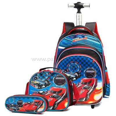 Conjunto de mochila, saco e estojo com design de carros vermelhos e gráficos azuis e pretos.