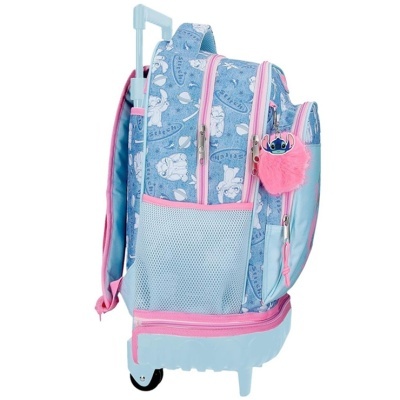 Mochila trolley azul claro e rosa com rodinhas, bolso lateral em rede e chaveiro rosa.