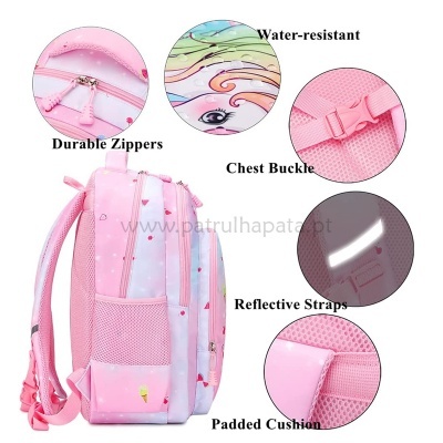 Mochila infantil rosa com detalhes de arco-íris e características técnicas em fundo branco