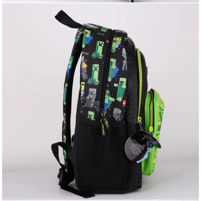 Mochila preta com padrão de personagens pixelizados e bolsos verdes