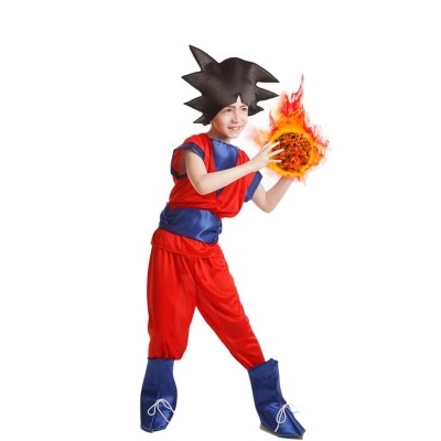 Criança a usar fato de fantasia vermelho e azul com cabelo preto pontiagudo, segurando bola de fogo