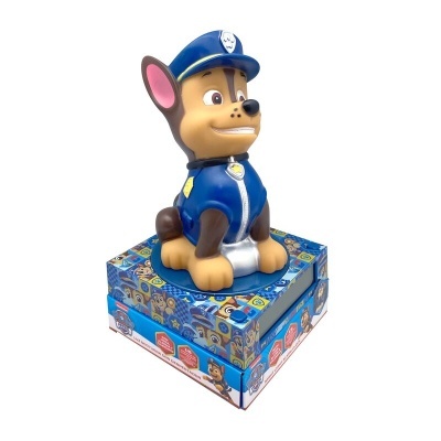 Figura de cão da patrulha canina em uniforme azul sobre embalagem azul