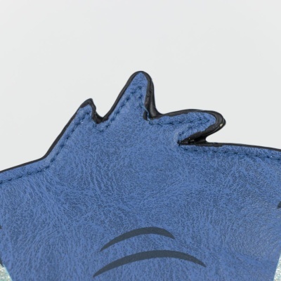 Faixa de cabelo azul com forma de tubarão e detalhes pretos