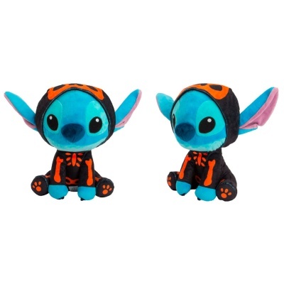 Dois peluches do personagem Stitch com fato preto e detalhes laranja em fundo branco