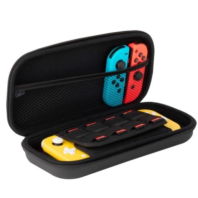 Estojo rígido preto para consola Nintendo Switch com consola amarela e comandos Joy-Con azul e vermelho