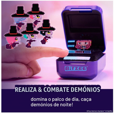 Dispositivo tecnológico projecta imagem digital colorida, caixa roxa com texto BITZEE e personagens pixelizados com chapéu preto