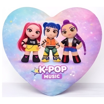 Almofada em forma de coração com personagens K-POP e texto K-POP MUSIC