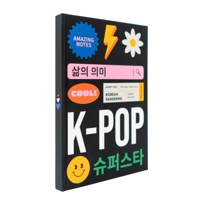 Caderno preto com desenhos e texto colorido relacionados com K-POP na capa.