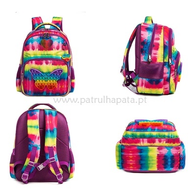 Mochila colorida com padrão tie-dye e borboleta em relevo no bolso frontal