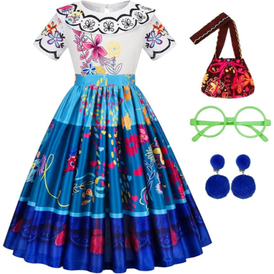 Vestido colorido com acessórios: brincos, óculos e mala