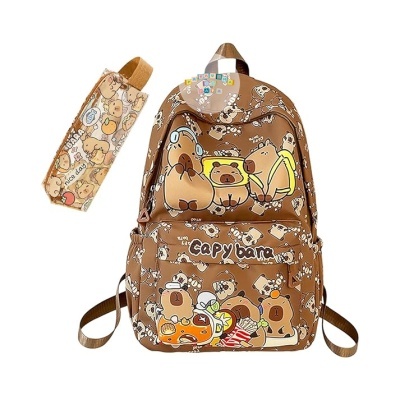 Mochila e estojo castanhos com desenhos de ursos e comida, palavra 'Capybara' na mochila.