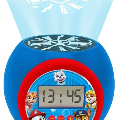 Despertador digital azul e vermelho com personagens da Patrulha Pata e projeção luminosa