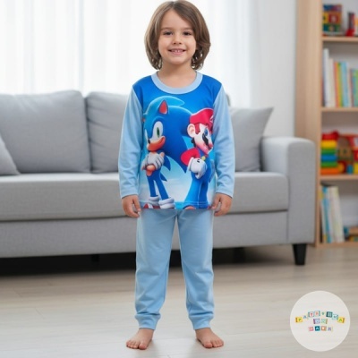 Criança com pijama azul de Sonic e Mario em sala de estar