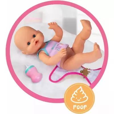 Boneca bebé de plástico com roupa lilás, biberão cor-de-rosa e azul sobre toalha branca