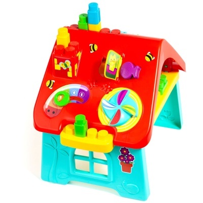 Brinquedo infantil casinha colorida com telhado vermelho e base azul