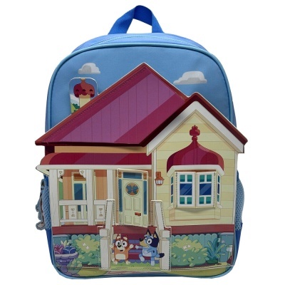 Mochila azul com estampa de casa amarela e telhado rosa com dois cães desenhados