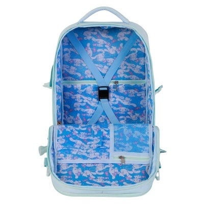 Interior de mochila aberta com padrão de coelhinhos e compartimentos