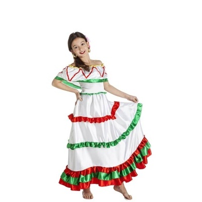Menina com vestido folclórico branco, verde e vermelho