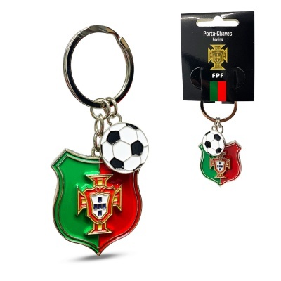 Chaveiro metálico com bola de futebol, escudo da Federação Portuguesa de Futebol e embalagem preta