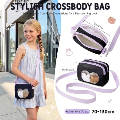 Mala crossbody preta com detalhes lilás e peluches visíveis através de janela em forma de coração