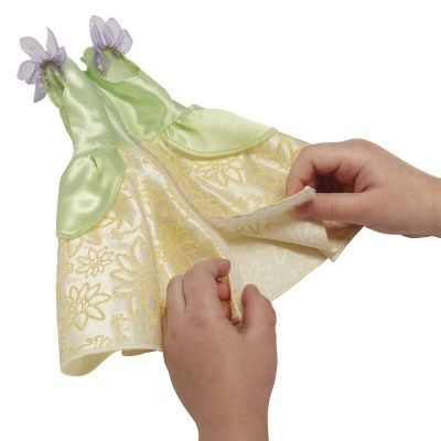 Vestido para boneca verde e bege com padrão floral dourado e flores lilás