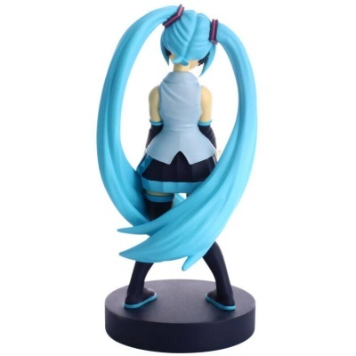 Figura colecionável de personagem anime de costas com cabelo azul longo e roupa azul e preta