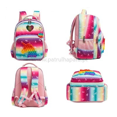 Mochila colorida com padrão de arco-íris e unicórnios, com figura de unicórnio pop-it na frente.
