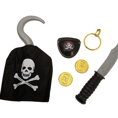 Conjunto de brinquedo de pirata com gancho, tapa-olho, anel, moedas e faca sobre fundo branco